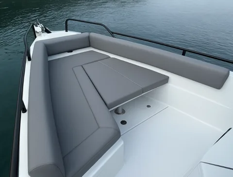 Tapizado náutico de banco corrido en embarcación