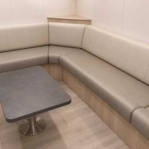 Tapizado de banco de camarote en piel color hueso a bordo de un velero
