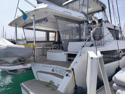 Cubierta trasera de catamarán con tapizado náutico a medida
