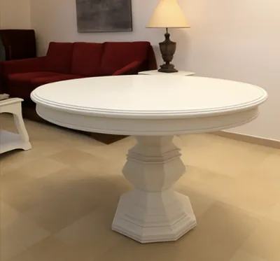 Mesa redonda lacada en blanco después del trabajo