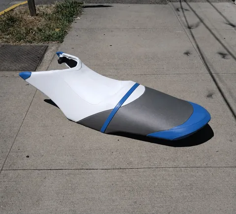 Funda de asiento de moto de agua a medida en blanco, gris y azul