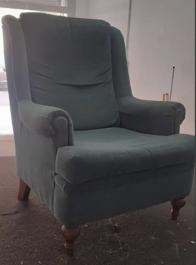 Sillón orejero verde antes de la restauración