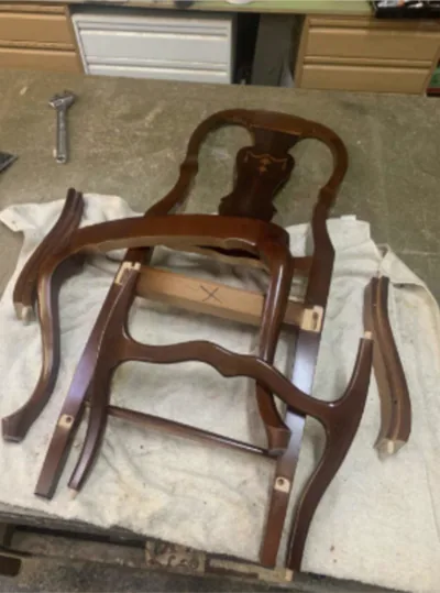 Sillas de madera con la estructura desmontada para encolar